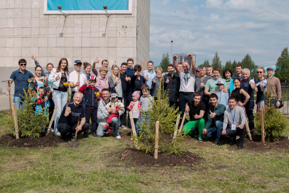 Руководство КИП "Мастер" в рамках декады предпринимательства приняли участие в посадке елей.